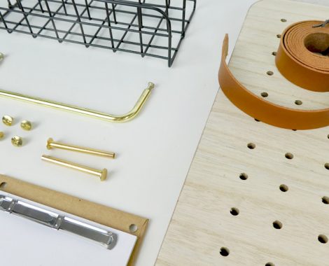 Stifte, Pins, Lederband, Gitterbox und Notzizettel für die pin und peg Pinnwand