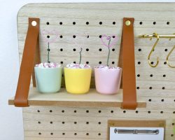 Kinder-DIY-Trends-Rayher-Pin-und-Peg-Pinnwand-Organizer-Dekowand-Regalboden Regalboden auf dem Pin und Peg Pinboard - DIY Dekoration
