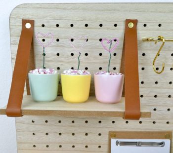 Kinder-DIY-Trends-Rayher-Pin-und-Peg-Pinnwand-Organizer-Dekowand-Regalboden Regalboden auf dem Pin und Peg Pinboard - DIY Dekoration