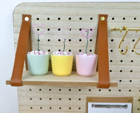 Regalboden auf dem Pin und Peg Pinboard - DIY Dekoration