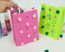 Kinder-DIY-Trends-Rayher-Pompoms-Glitzerkleber-Mitgebseltüte-Kindergeburtstag-Bastelidee MItgebseltüte Bastelidee mit Pompoms und Glitzerkleber