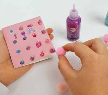 Kinder-DIY-Trends-Rayher-Pompoms-Glitzerkleber-Mitgebseltüte-Kindergeburtstag-Karte Karte zum Muttertag oder Einladungskarte zum Kindergeburtstag basteln