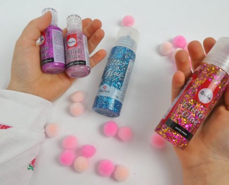 Glitter Glue mit Sternchen und Fäden passen gut zu Pompoms - Bastelidee für den Kindergeburtstag