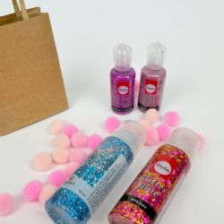 Kinder-DIY-Trends-Rayher-Pompoms-Glitzerkleber-Mitgebseltüte-Kindergeburtstag-Material Bastelidee Mitgebseltüte für den Kindergeburtstag