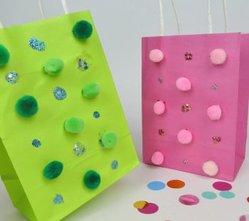 Kinder-DIY-Trends-Rayher-Pompoms-Glitzerkleber-Mitgebseltüte-Kindergeburtstag-Papiertüten Basteln mit Kindern: Papiertüten mit Pompoms und Glitzer dekorieren