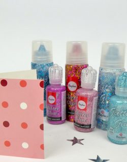 Kinder-DIY-Trends-Rayher-Pompoms-Glitzerkleber-Mitgebseltüte-Kindergeburtstag-Zutaten Glitzerkleber und Pompoms für die Bastelidee Mitgebsel Tüten