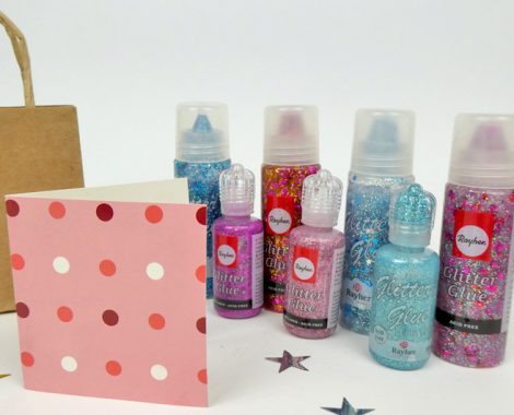 Glitzerkleber und Pompoms für die Bastelidee Mitgebsel Tüten