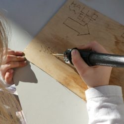 Kinder-DIY-Trends-Rayher-Schilder-Brandmalerei-Brennkolben-testen Holz Deko bemalen