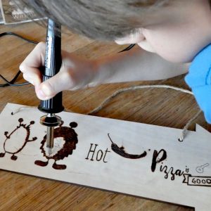 Kinder-DIY-Trends-Rayher-Schilder-Brandmalerei-Monster DIY Brandmalerei
