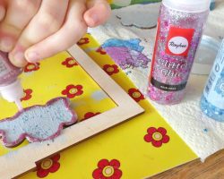 Kinder-DIY-Trends-Rayher-Story-in-a-Box-Dekorahmen-Einhorn-Tukan-Glitzerkleber Mit Glitzerkleber basteln
