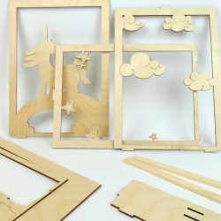 Kinder-DIY-Trends-Rayher-Story-in-a-Box-Dekorahmen-Einhorn-Tukan-Holzstanzteile Holzstanzteile ausbrechen und anmalen