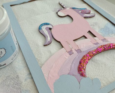 Einhorn auf einem Regenbogen malen mit Glitzerkleber
