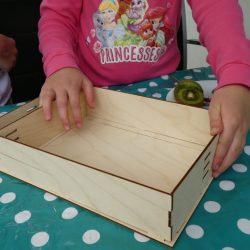 Kinder-DIY-Trends-Rayher-Story-in-a-Box-Dekorahmen-Einhorn-Tukan-Zusammenbauen Holzbilderrahmen zusammenbauen - Story in a box