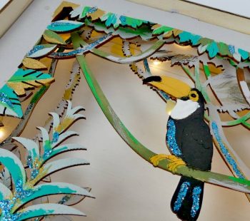 Kinder-DIY-Trends-Rayher-Story-in-a-Box-Dekorahmen-Einhorn-Tukan-malen Tukan mit Glitzerkleber bemalen