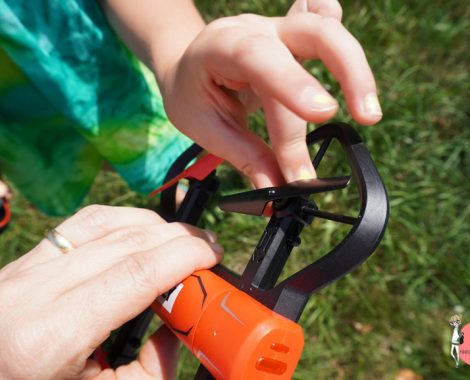 Rotorblätter aufstecken bei der Reely Drohne - Bloggertest