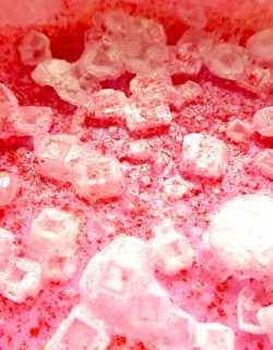 Kinder-DIY-Trends-Regenbogen-Salzkristalle-züchten-rot Kinderleichtes Experiment