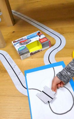Kinder-DIY-Trends-Roadliner-Auto-Boden Autostrecke aus Puzzleteilen bauen, Linien malen, der Roadliner erkennt den Weg durch Sensoren