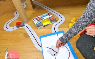 Autostrecke aus Puzzleteilen bauen, Linien malen, der Roadliner erkennt den Weg durch Sensoren
