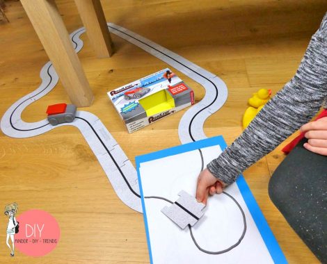Autostrecke aus Puzzleteilen bauen, Linien malen, der Roadliner erkennt den Weg durch Sensoren