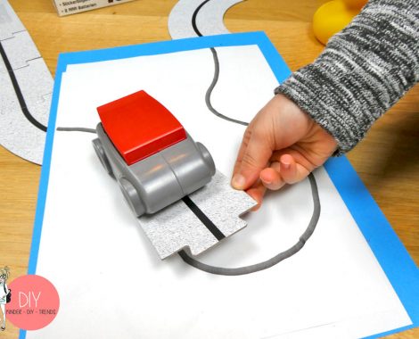 Roadliner Roboter Auto fährt selbst gezeichneten Linien auf der Puzzle Straße hinterher