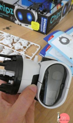 Kinder-DIY-Trends-Roboter-Experimentierkasten-KOSMOS-Chipz-bauen-Inhalt-Baukasten-Robot Beine an den Roboter bauen