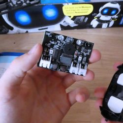 Kinder-DIY-Trends-Roboter-Experimentierkasten-KOSMOS-Chipz-bauen-Inhalt-Platine Platine in den Roboter Kopf einbauen