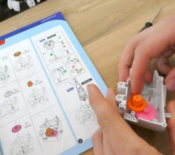 Kinder-DIY-Trends-Roboter-Experimentierkasten-KOSMOS-Chipz-bauen-Inhalt-Zahnrad Zahnräder zusammenbauen, damit der Roboter fahren kann