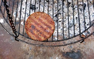Patty auf den Grill legen und grillen