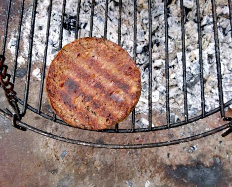 Patty auf den Grill legen und grillen