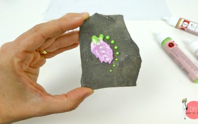 Blume aus Perlenfarbe auf einer Schieferplatte - Bastelanleitung