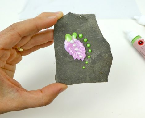 Blume aus Perlenfarbe auf einer Schieferplatte - Bastelanleitung