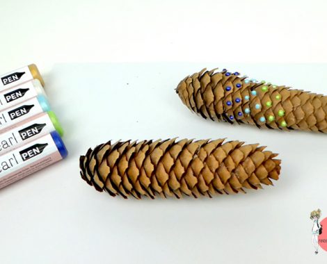 Material für die Bastelidee mit Naturmaterialien: Tannenzapfen und Pearl Pen Stift