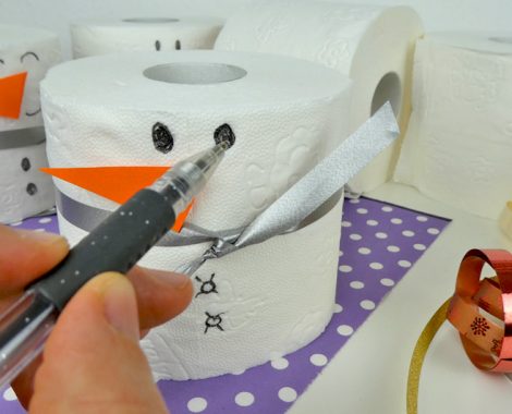 Schneemann basteln: Schlafaugen und normale Augen aufmalen