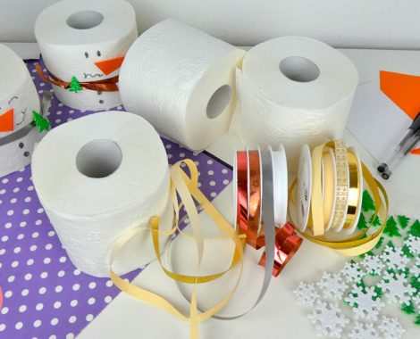 Bastelmaterial für einen Schneemann aus Toilettenpapier