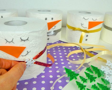 Schneemann aus Toilettenpapierrollen basteln