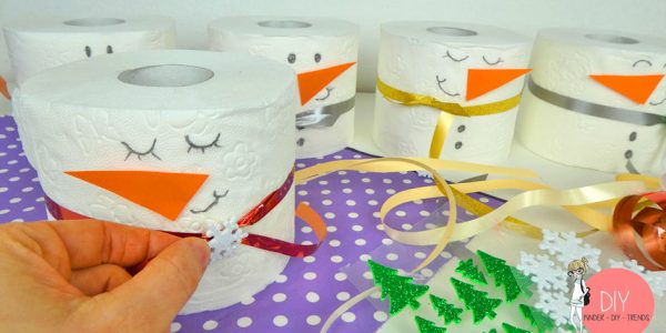 Schneemann aus Toilettenpapierrollen basteln