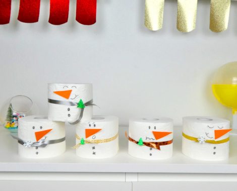 Lustige Schneemann Parade aus Toilettenpapierrollen