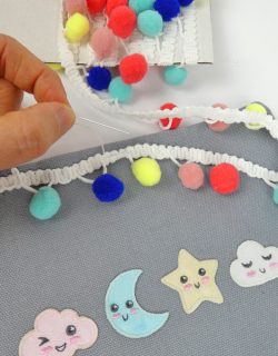 Kinder-DIY-Trends-Upcycling-Kinderecke-Kissen-Pompoms-Aufbügelbilder-Patches Pompoms und Kawaii Patches