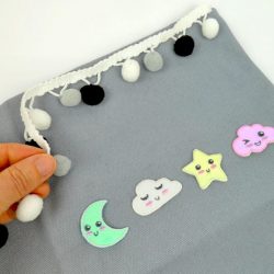 Kinder-DIY-Trends-Upcycling-Kinderecke-Kissen-Pompoms-Kawaii-Patches Kawaii Wolke und Pompoms