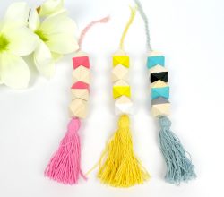 Kinder-DIY-Trends-Upcycling-KinderspielzeugTasche-Aufbewahrung-Perlenanhänger Baumwollquasten und Holzperlen