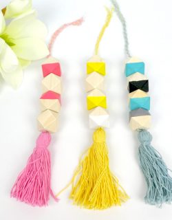 Kinder-DIY-Trends-Upcycling-KinderspielzeugTasche-Aufbewahrung-Perlenanhänger Baumwollquasten und Holzperlen