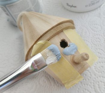 Kinder-DIY-Trends-Vogelhaus-Dekoration-mit-Perlenmuster-Rayher-Pearl-Pen-Kreidefarbe Kreidefarbe mit dem Pinsel malen - davor mit Malerkrepp abkleben