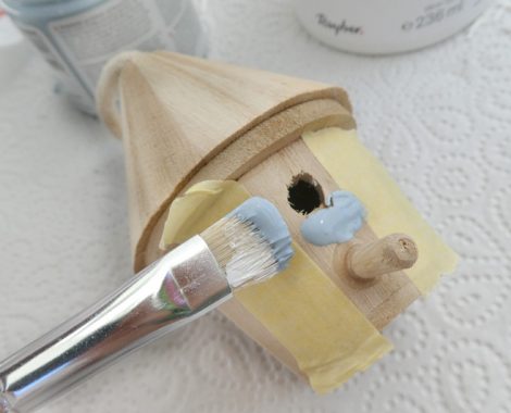 Kreidefarbe mit dem Pinsel malen - davor mit Malerkrepp abkleben