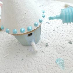 Kinder-DIY-Trends-Vogelhaus-Dekoration-mit-Perlenmuster-Rayher-Pearl-Pen-Perlenmuster Perlenmuster mit dem Rayher Pearl Pen auftragen - kinderleichtes malen