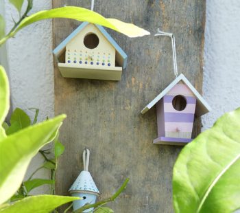 Kinder-DIY-Trends-Vogelhaus-Dekoration-mit-Perlenmuster-Rayher-Pearl-Pen-Vogelhäuser-altes-Holzbrett-Deko-_klein DIY Vogelhäuser Hotel auf einer alten Holzplatte - Bastelidee und Deko