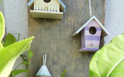 DIY Vogelhäuser Hotel auf einer alten Holzplatte - Bastelidee und Deko