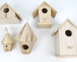 Kinder-DIY-Trends-Vogelhaus-Dekoration-mit-Perlenmuster-Rayher-Pearl-Pen-Vogelhäuser Vogelhaus Rohlinge von Rayher zum Basteln