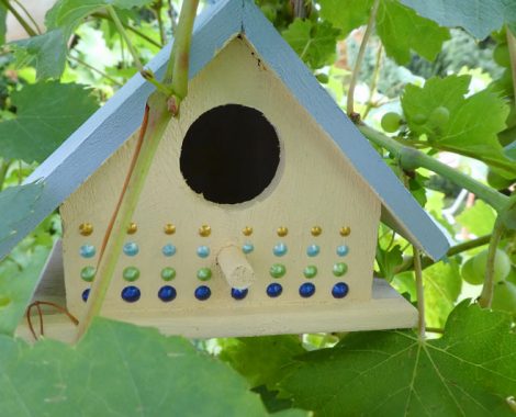 Buntes Vogelhaus mit Perlenmuster - selbst basteln mit Kindern