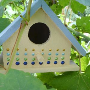 Buntes Vogelhaus mit Perlenmuster - selbst basteln mit Kindern