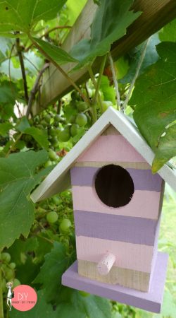 Kinder-DIY-Trends-Vogelhaus-Dekoration-mit-Perlenmuster-Rayher-Pearl-Pen-rosa-lila-Haus-Kawaii DIY Vogelhaus in rosa lila Kreidefarbe mit weißem Dach als Gartendeko